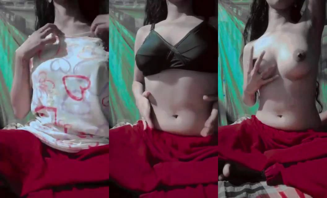 Desi Indian Teen Showing Her Small Boobs on Camera XXX Viral Video